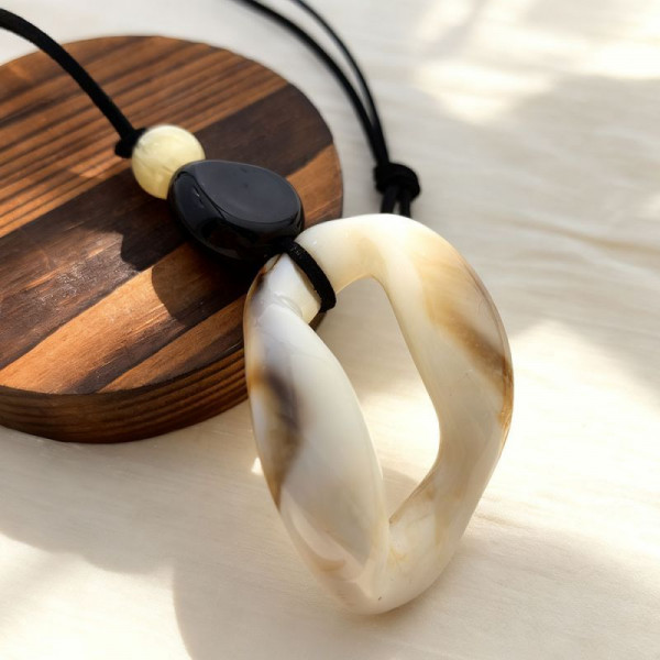 Длинная цепочка на шнурке с объемным кольцом из акрила CJT07252