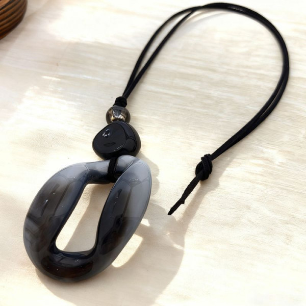 Длинная цепочка на шнурке с объемным кольцом из акрила CJT07252