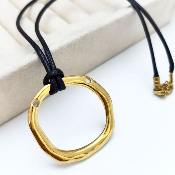 Длинная цепочка на шнурке с крупной металлической подвеской абстрактной формы CJR66535