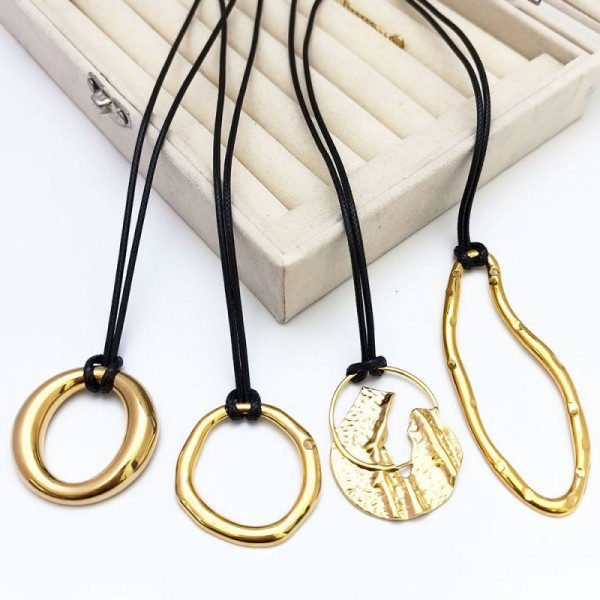 Длинная цепочка на шнурке с крупной металлической подвеской абстрактной формы CJR66535