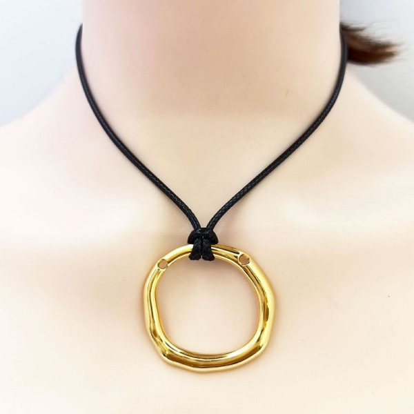 Длинная цепочка на шнурке с крупной металлической подвеской абстрактной формы CJR66535