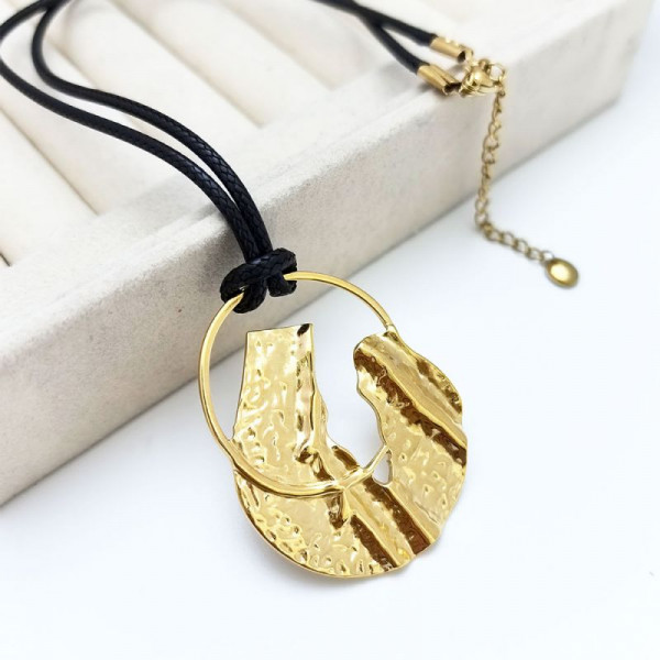 Длинная цепочка на шнурке с крупной металлической подвеской абстрактной формы CJR66535