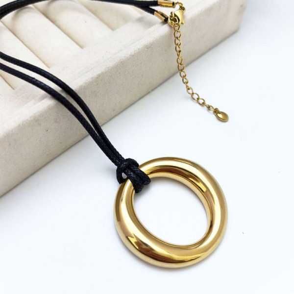 Длинная цепочка на шнурке с крупной металлической подвеской абстрактной формы CJR66535