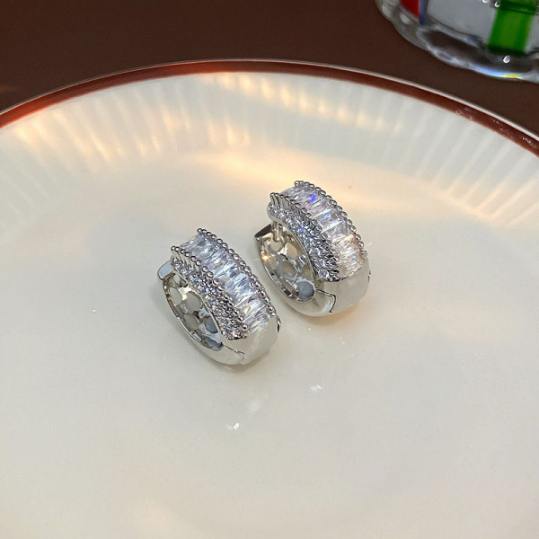 Массивные серьги-кольца с дорожкой камней CJL32453