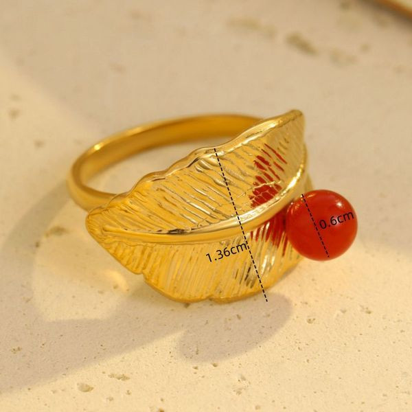 Кольцо в виде листа с яркой ягодной вставкой CJL36057