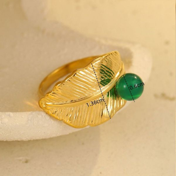 Кольцо в виде листа с яркой ягодной вставкой CJL36057