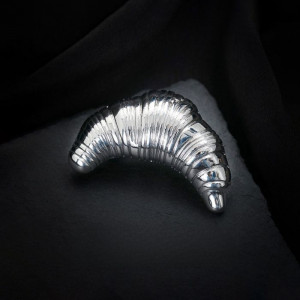 Стальная брошь круассан J10075CJJ