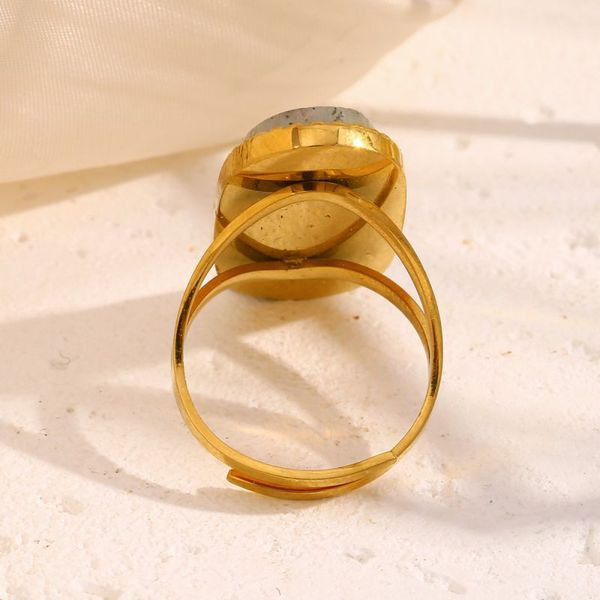 Кольцо с крупным овальным камнем в рельефной оправе CJL49864