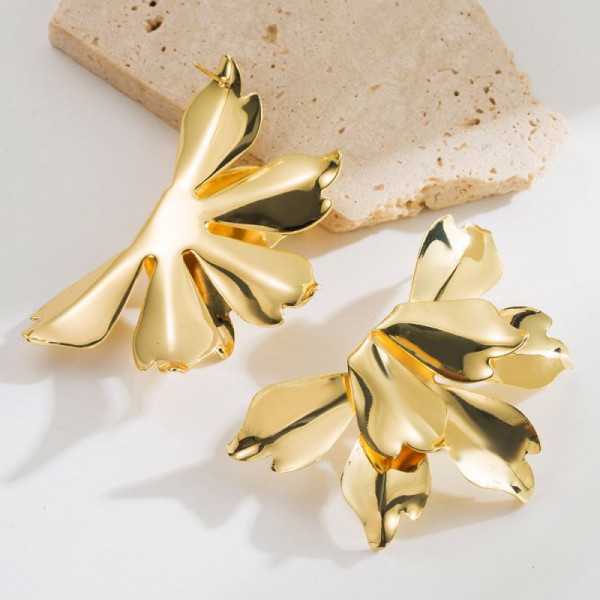 Акцентные серьги-пусеты в форме цветка CJN42829