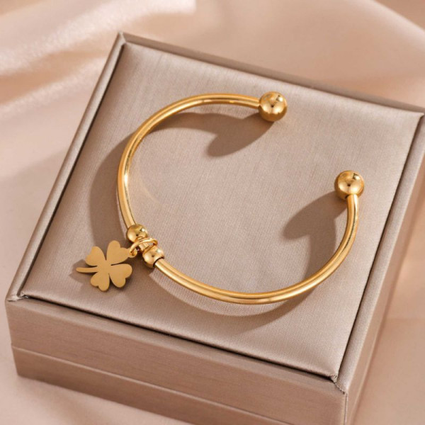 Браслет жесткий разомкнутый с подвеской клевер и кристаллами CJL32094