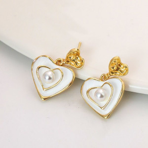 Серьги пусеты с двойными сердцами и белой эмалью CJH38301