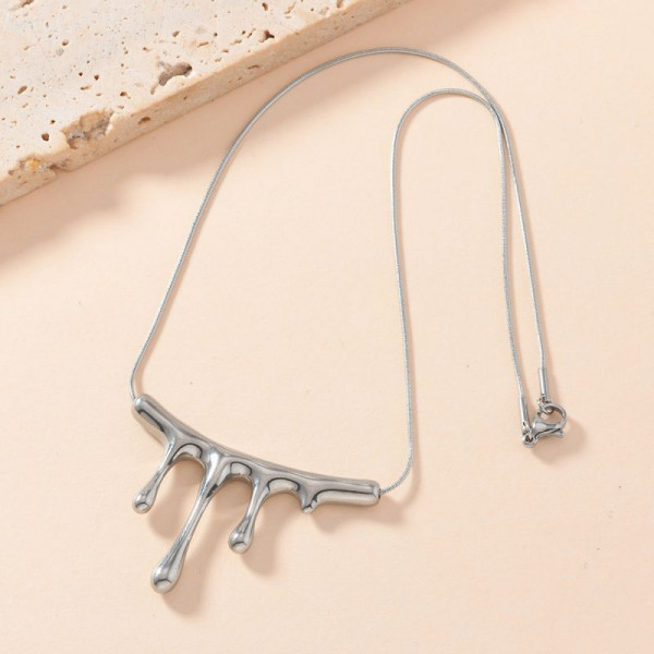 Серебристое колье с эффектом стекающего металла CJL19982