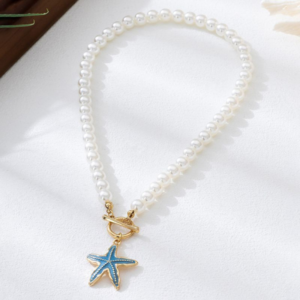 Короткие бусы из белого жемчуга с оранжевой подвеской-ракушкой CJP84692