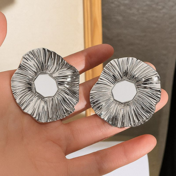 Серебристые металлические серьги-пусеты с эффектом мятой фольги 1J12118CJJ