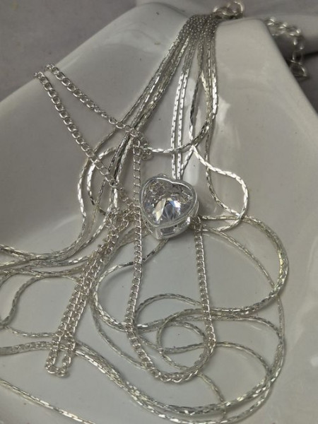 Многослойное серебристое колье из тонких цепей с сердцем J11444CJJ