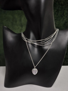 Многослойное серебристое колье из тонких цепей с сердцем J11444CJJ