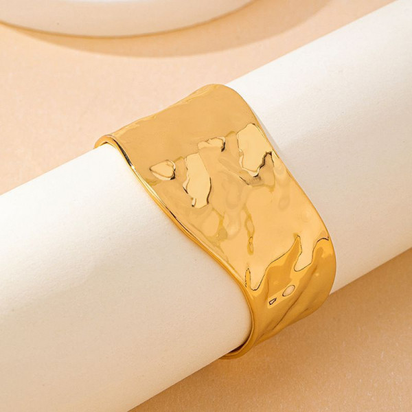 Браслет жесткий кафф с фактурой чеканки CJP78811