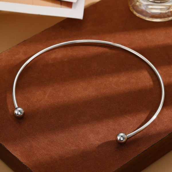 Шейный обруч серебристый разомкнутый с шариками на концах CJQ18897