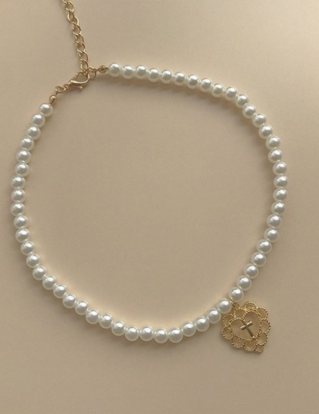 Чокер из мелкого белого жемчуга с подвеской-сердцем Z03581