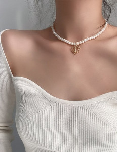 Чокер из мелкого белого жемчуга с подвеской-сердцем Z03581
