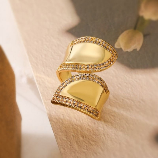 Незамкнутое кольцо с волнистыми элементами и камнями CJD00849