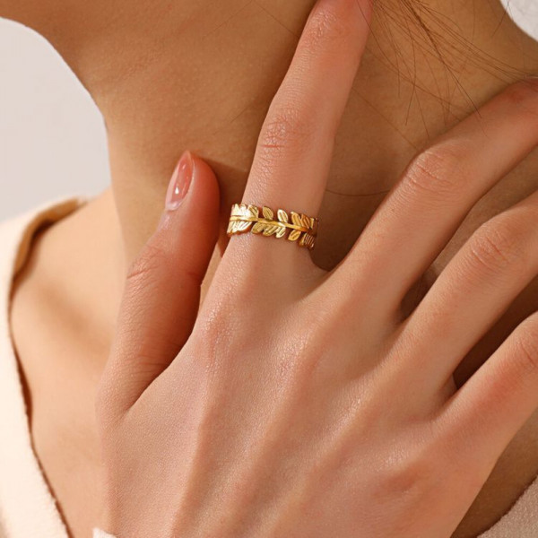 Золотистое кольцо с орнаментом из лавровых листьев J10328CJJ