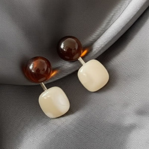 Серьги-пусеты Геометрия с янтарными сферами и серебряным гвоздиком 1J10594CJJ