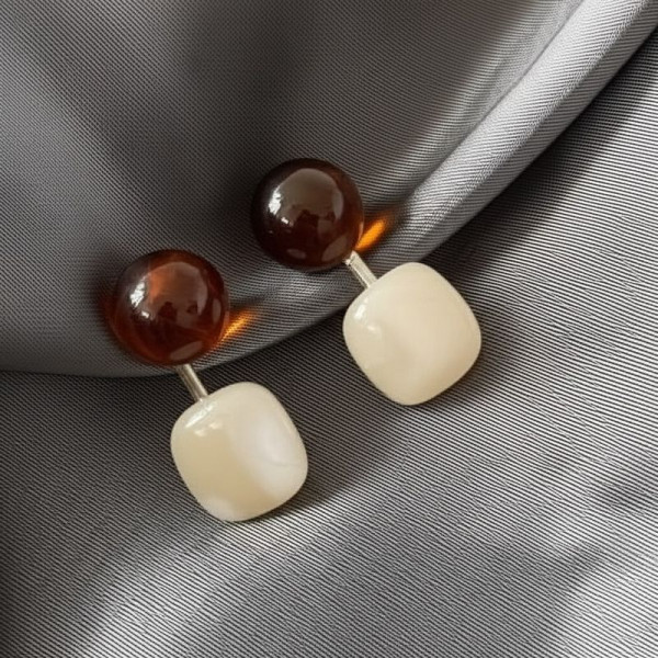 Серьги-пусеты Геометрия с янтарными сферами и серебряным гвоздиком 1J10594CJJ