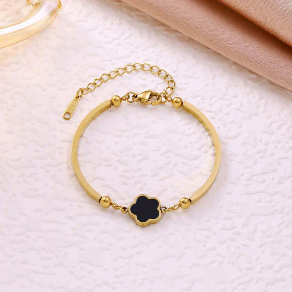 Браслет-цепочка с черным цветком и бусинами CJR70297