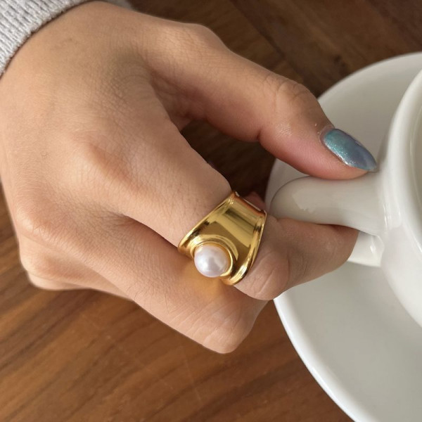 Широкое кольцо со вставкой из крупного жемчуга CJS97282