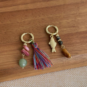 Асимметричный набор золотистых серег-колец с этническими подвесками CJP44822