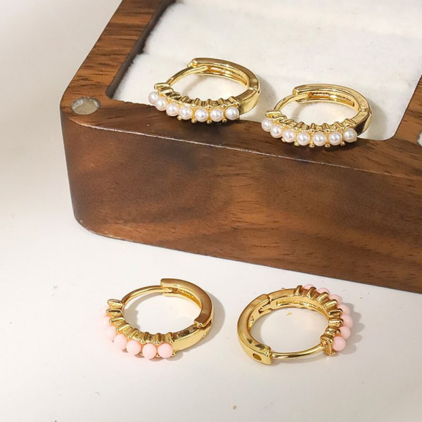 Компактные золотистые серьги-кольца с дорожкой мелкого жемчуга CJH38228