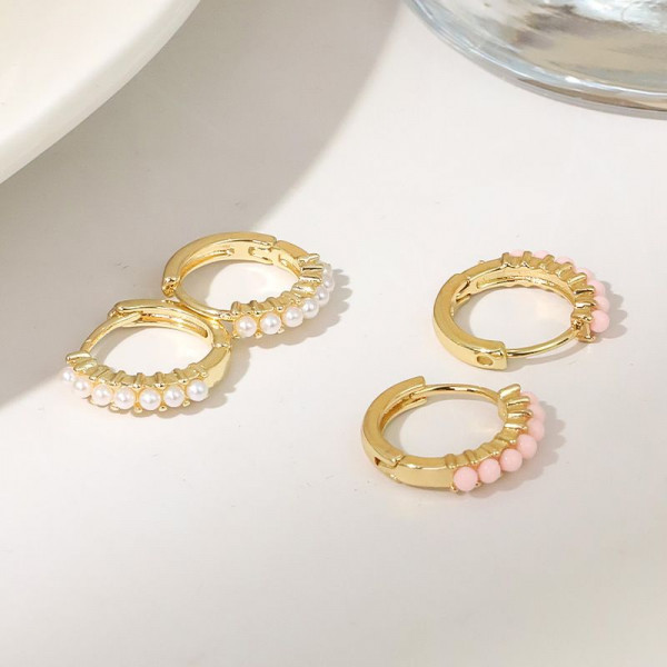 Компактные золотистые серьги-кольца с дорожкой мелкого жемчуга CJH38228