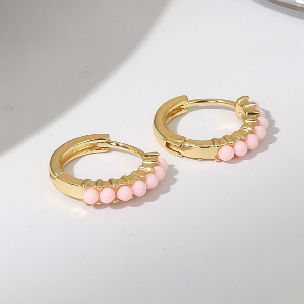 Компактные золотистые серьги-кольца с дорожкой мелкого жемчуга CJH38228