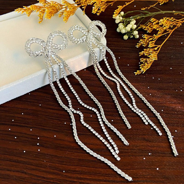 Длинные серьги-банты с кристальными нитями CJP62460