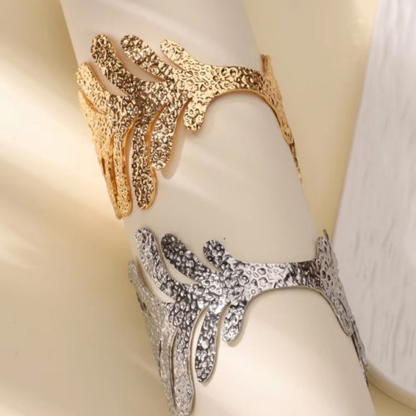 Браслет жесткий широкий с абстрактной фактурой CJL47147