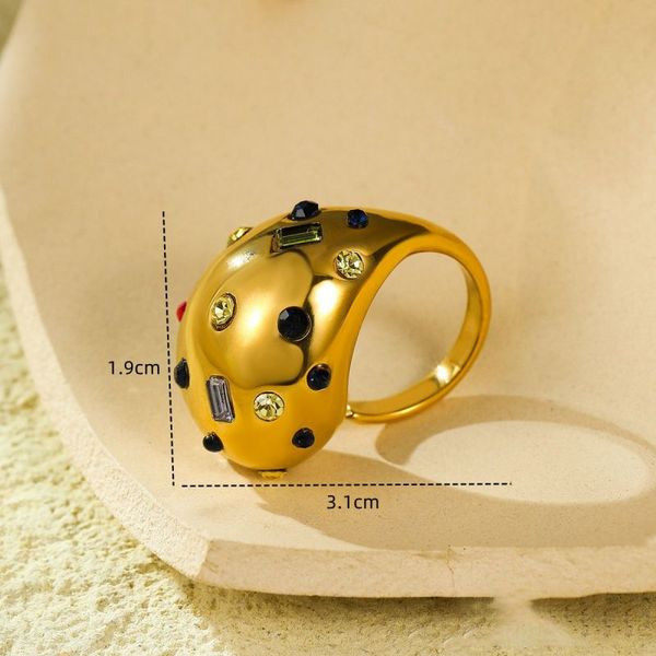 Широкое купольное кольцо с разноцветными кристаллами CJL36117