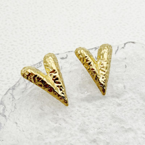 Золотистые серьги-пусеты Мятые галочки CJH52845