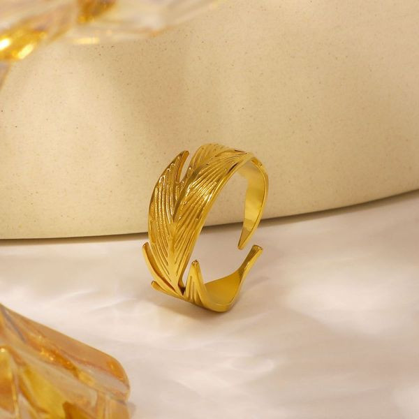 Разомкнутое кольцо с фактурой птичьего пера CJL88530