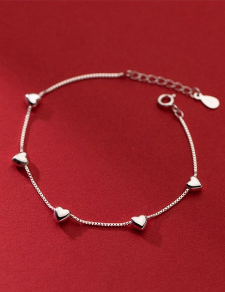 Браслет с миниатюрными объемными сердцами R86937