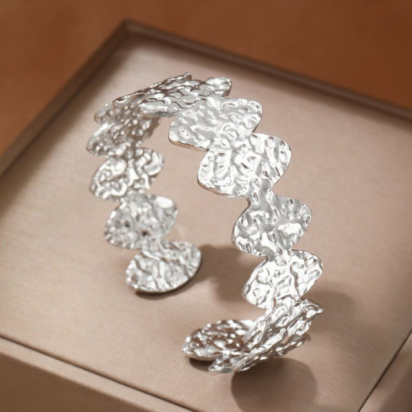 Браслет-кафф ажурный с фактурой в стиле флористики CJM03830