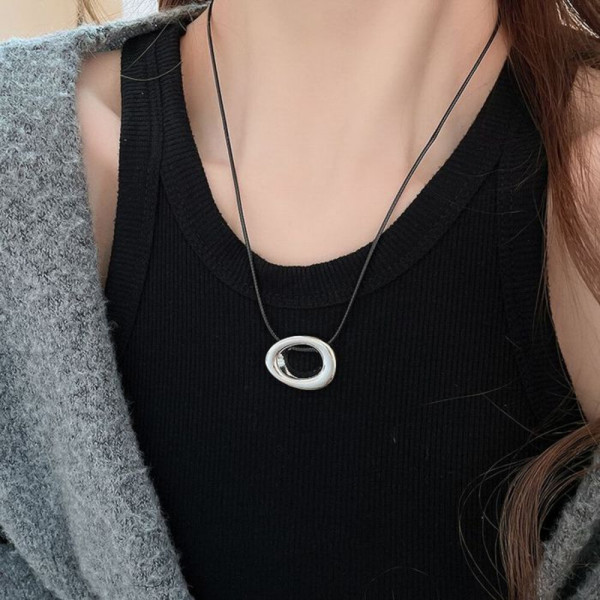 Минималистичный чокер-кольцо на черном шнурке CJH12056