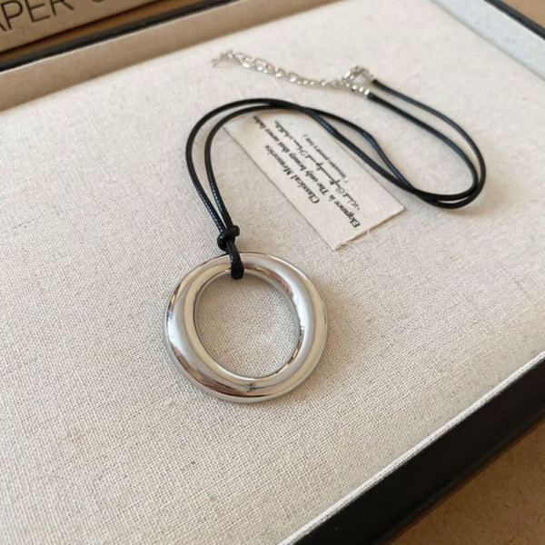 Минималистичный чокер-кольцо на черном шнурке CJH12056