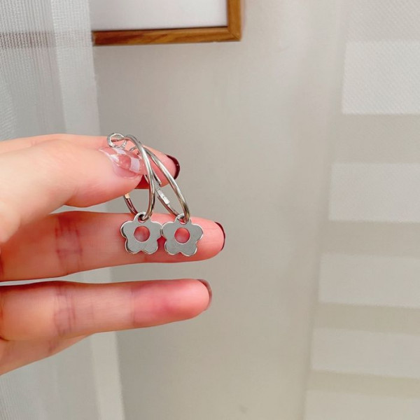 Изящные серьги-кольца с подвесками в виде белых цветов S65824MSK