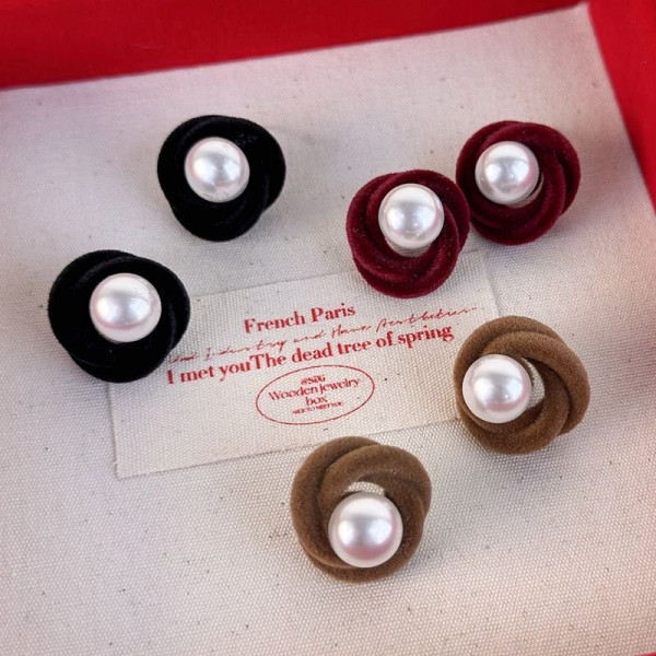 Серьги-пусеты Узлы с жемчугом коричневые CJC29293