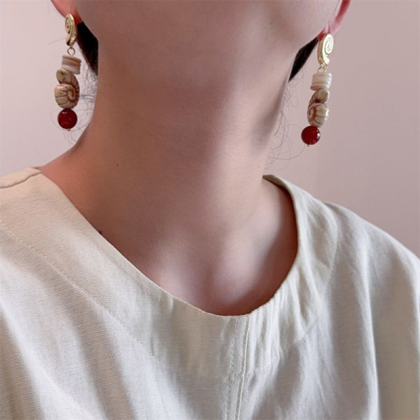 Длинные золотистые серьги с морскими ракушками и красными бусинами CJP44829