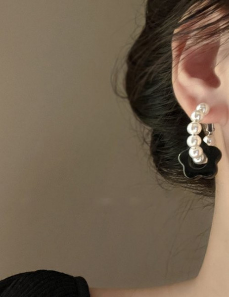 Контрастные серьги-кольца с жемчугом и черными цветами M09338