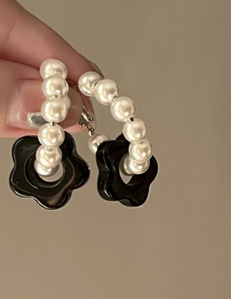 Контрастные серьги-кольца с жемчугом и черными цветами M09338