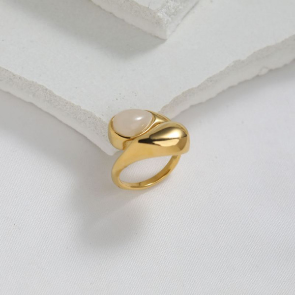 Кольцо-солитер с крупным красным камнем CJP80257