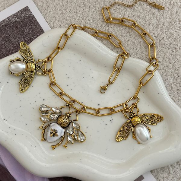 Массивная золотистая цепь с подвесками в виде пчел и жемчуга CJL46637